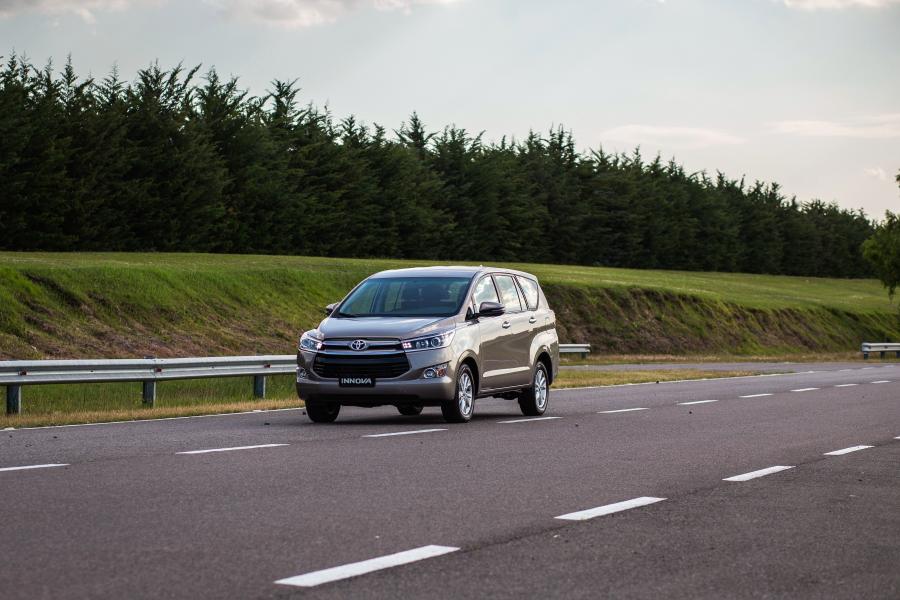  Toyota Innova SRV 2017 года  (AR) (фото 3 из 11)